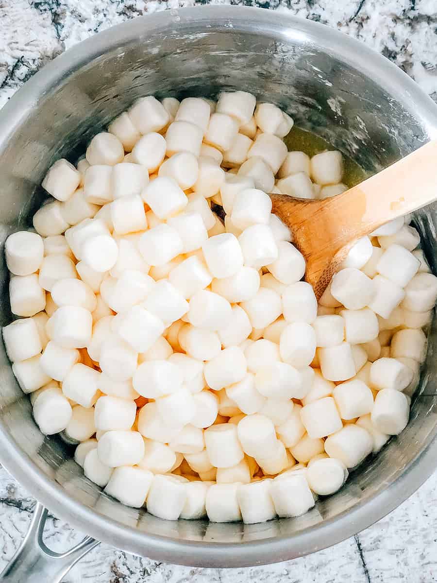 Une casserole avec du beurre fondu et des mini guimauves juste enrobées.