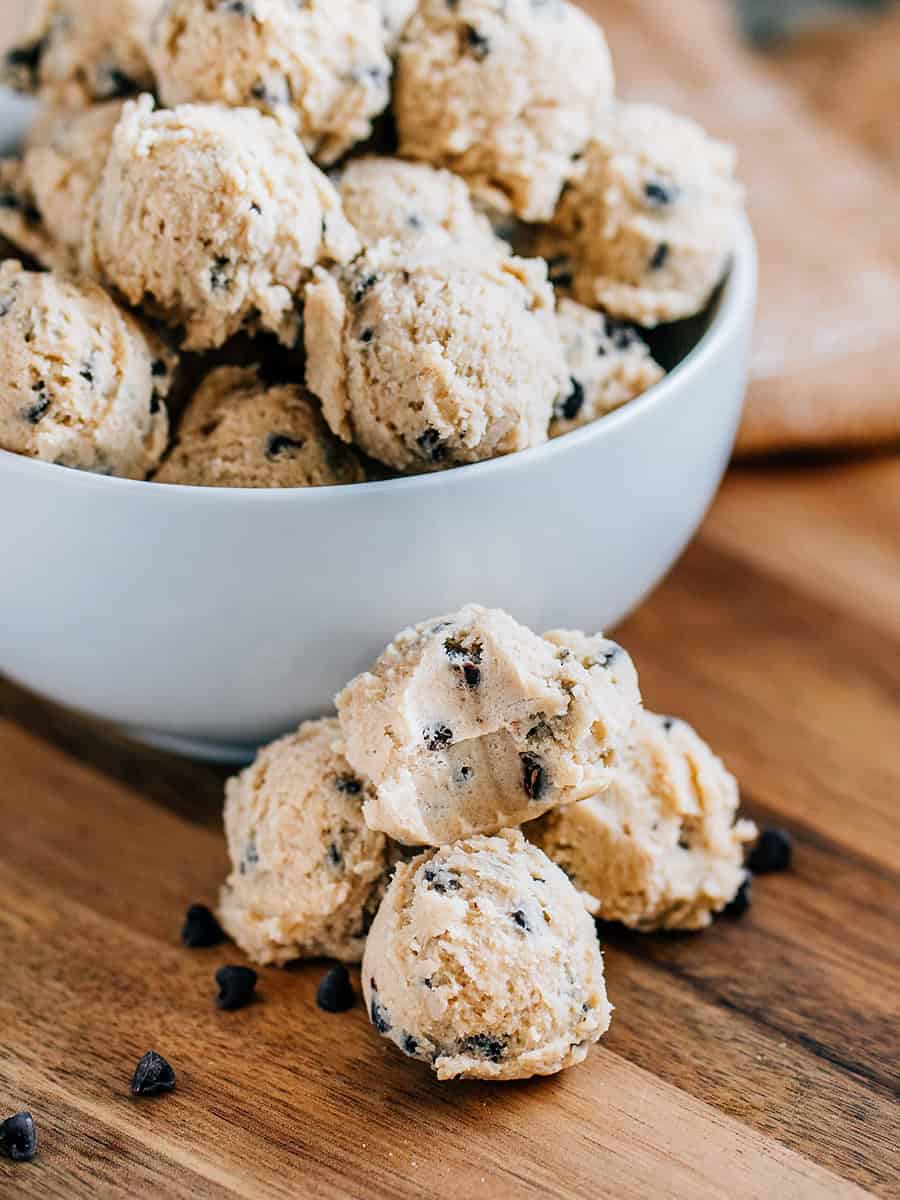 Une bouchée prise dans des boules de pâte à cookies aux pépites de chocolat. Le snack simple parfait !