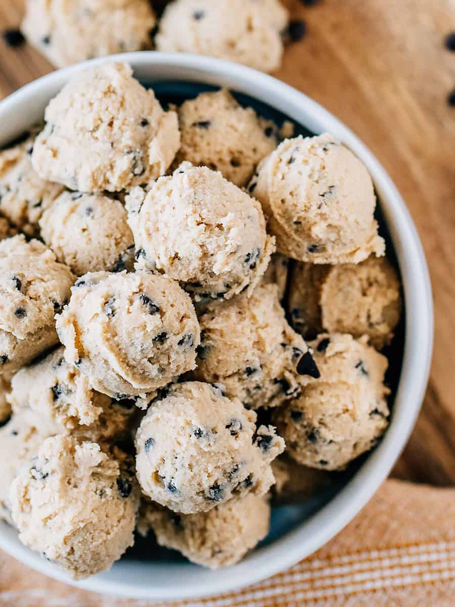 Vue d'ensemble d'un bol plein de boules de pâte à cookies comestible prêtes à être dégustées comme snack parfait.