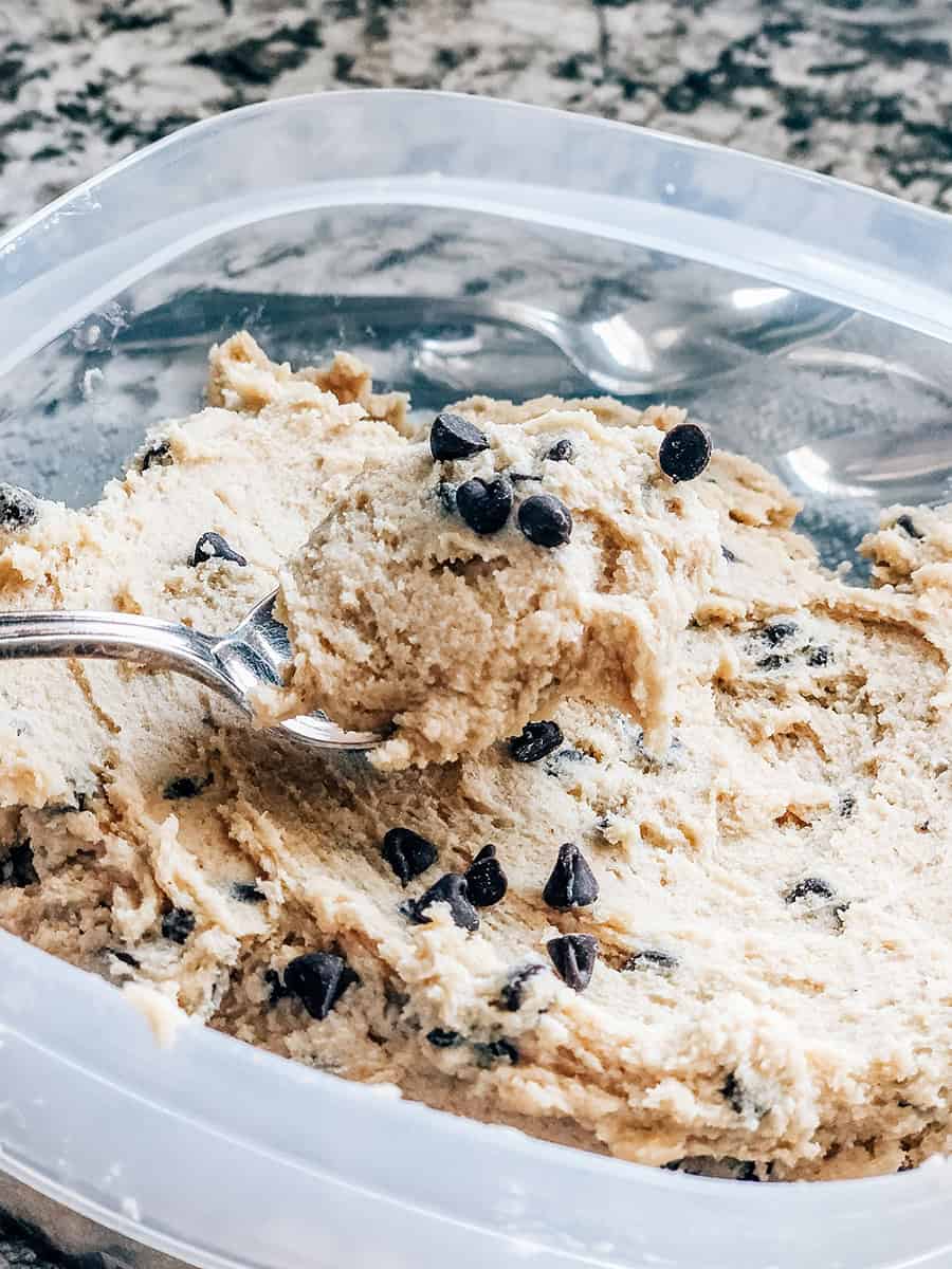 Une cuillère de pâte à cookies comestible.