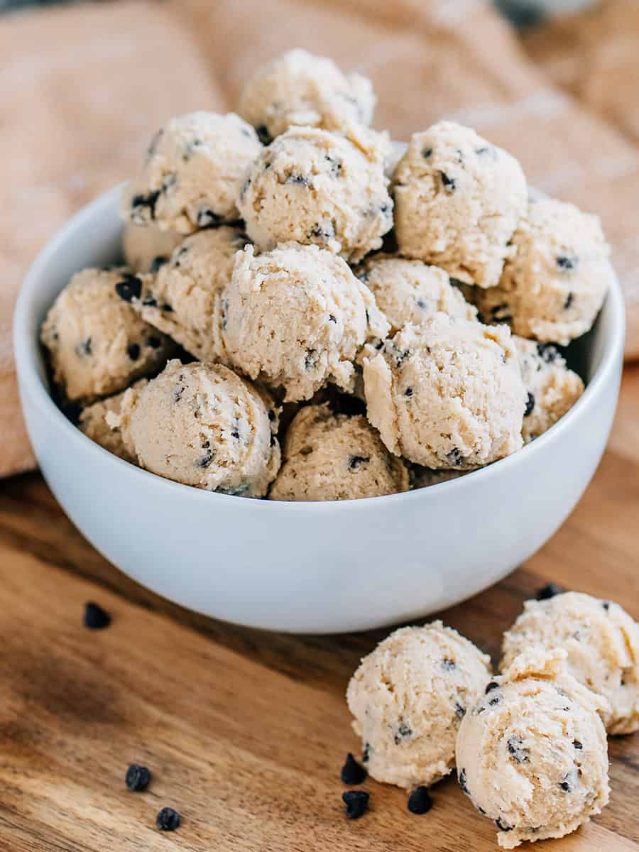 Un bol plein de boules de pâte à cookies comestible prêtes à être dégustées en snack ou en douceur.