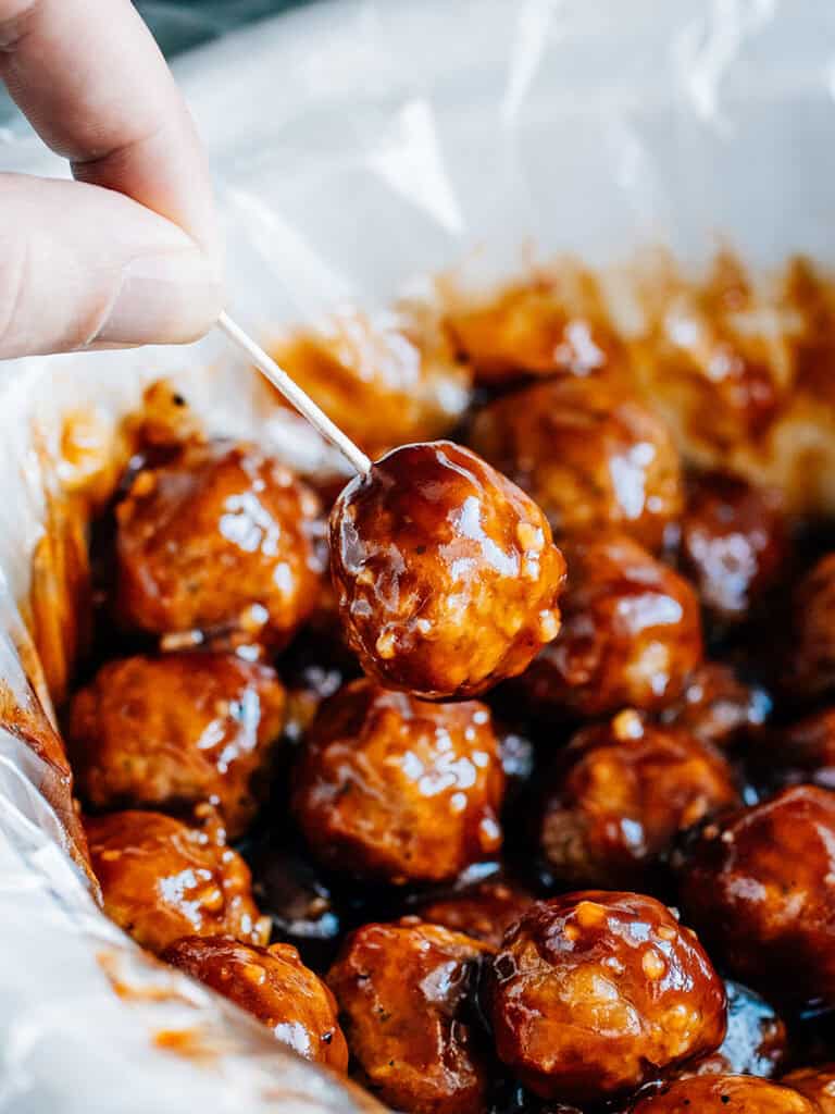Une seule boulette barbecue au miel sur un cure-dent. Le meilleur apéritif.