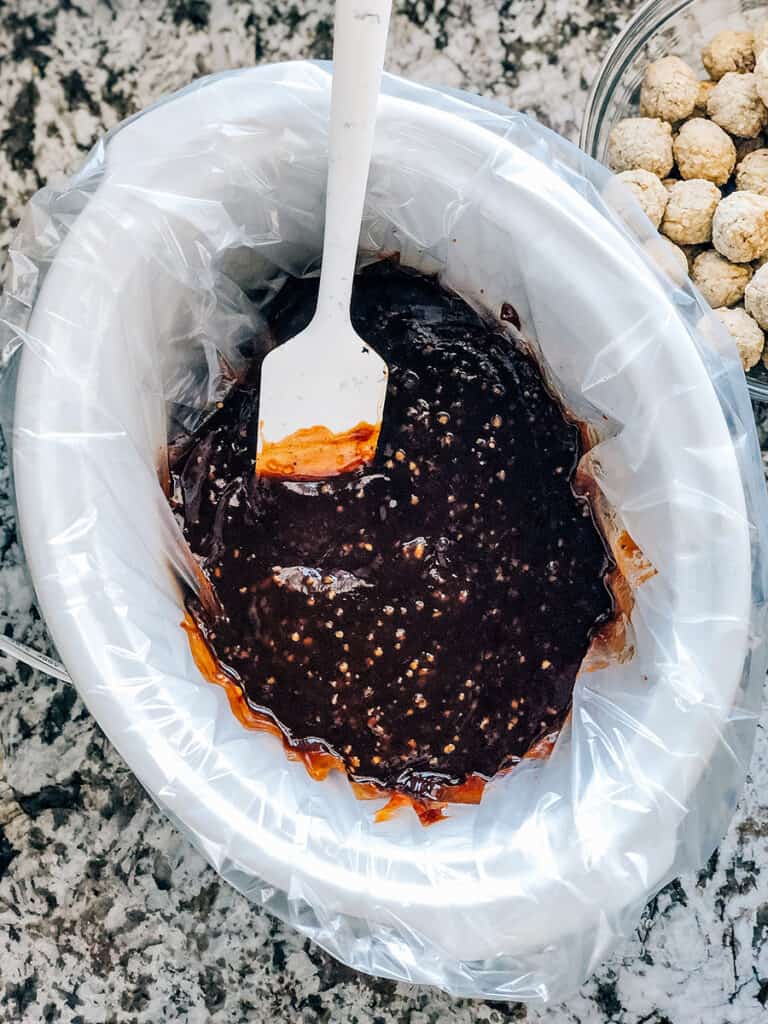 La sauce est mélangée et prête à recevoir les boulettes de viande.