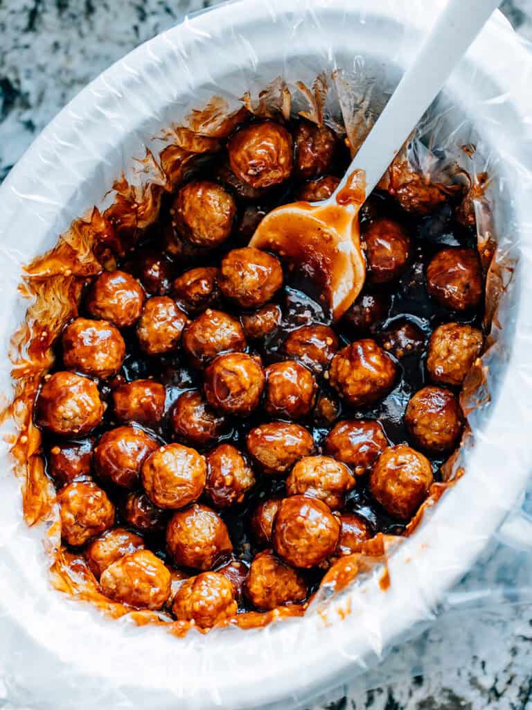 Une cocotte de boulettes à la sauce barbecue au miel et à l'ail, le meilleur plat de fête pour sucré avec une légère touche de chaleur.