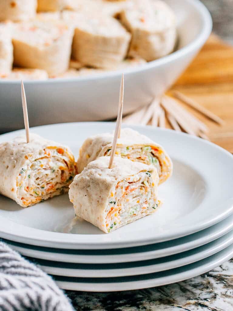 Une assiette de service unique avec trois délicieux rouleaux de légumes.