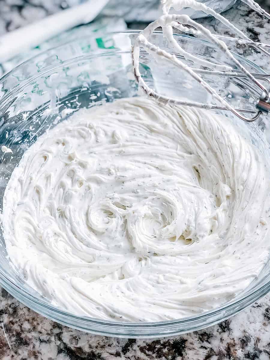 Le mélange de fromage à la crème pour les rouleaux de légumes.