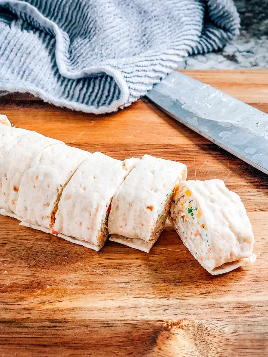 Rouleaux de légumes coupés sur une planche.