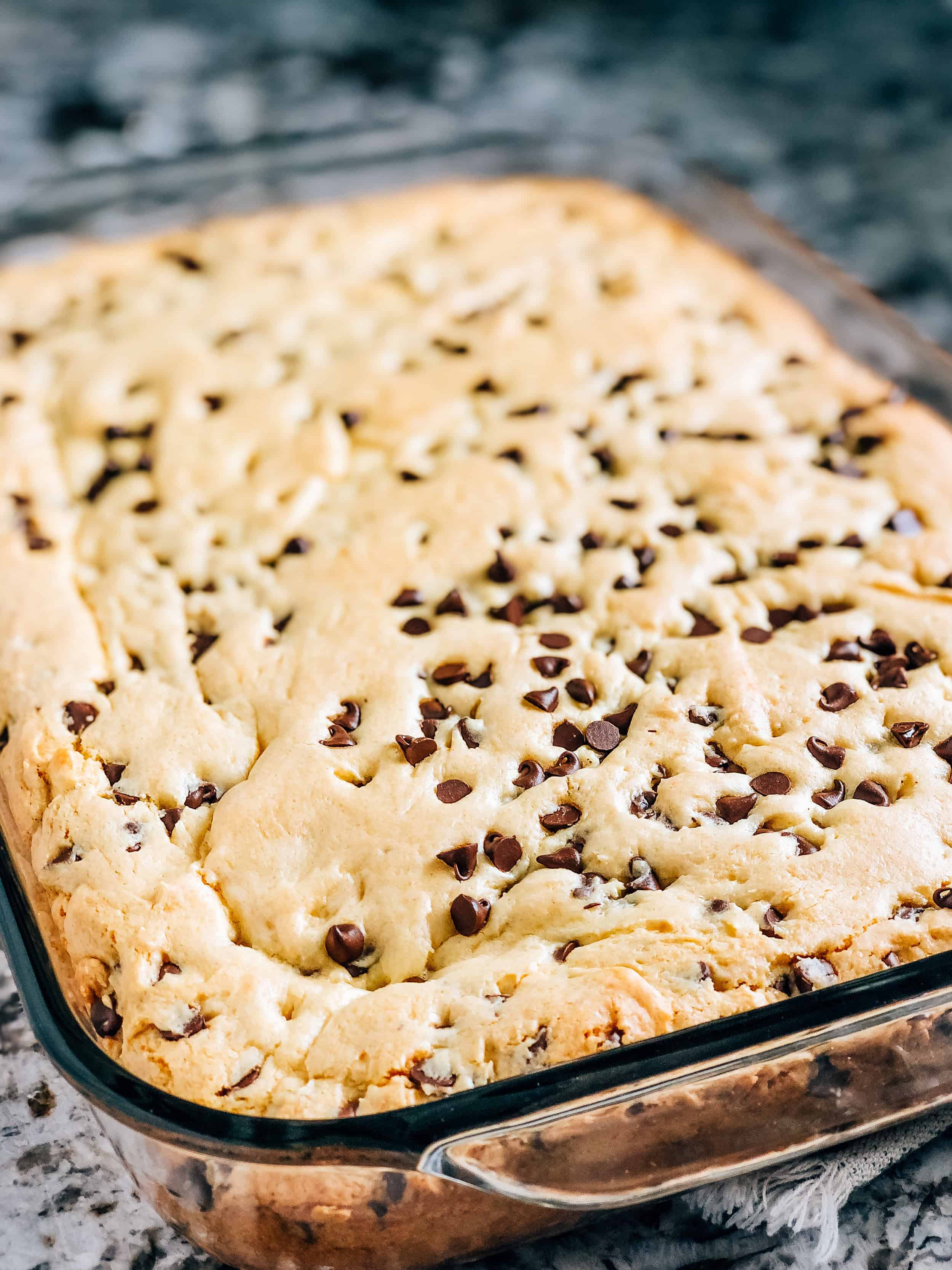 Barres de cookies paresseuses tout juste sorties du four, préparées avec un mélange à gâteau jaune.