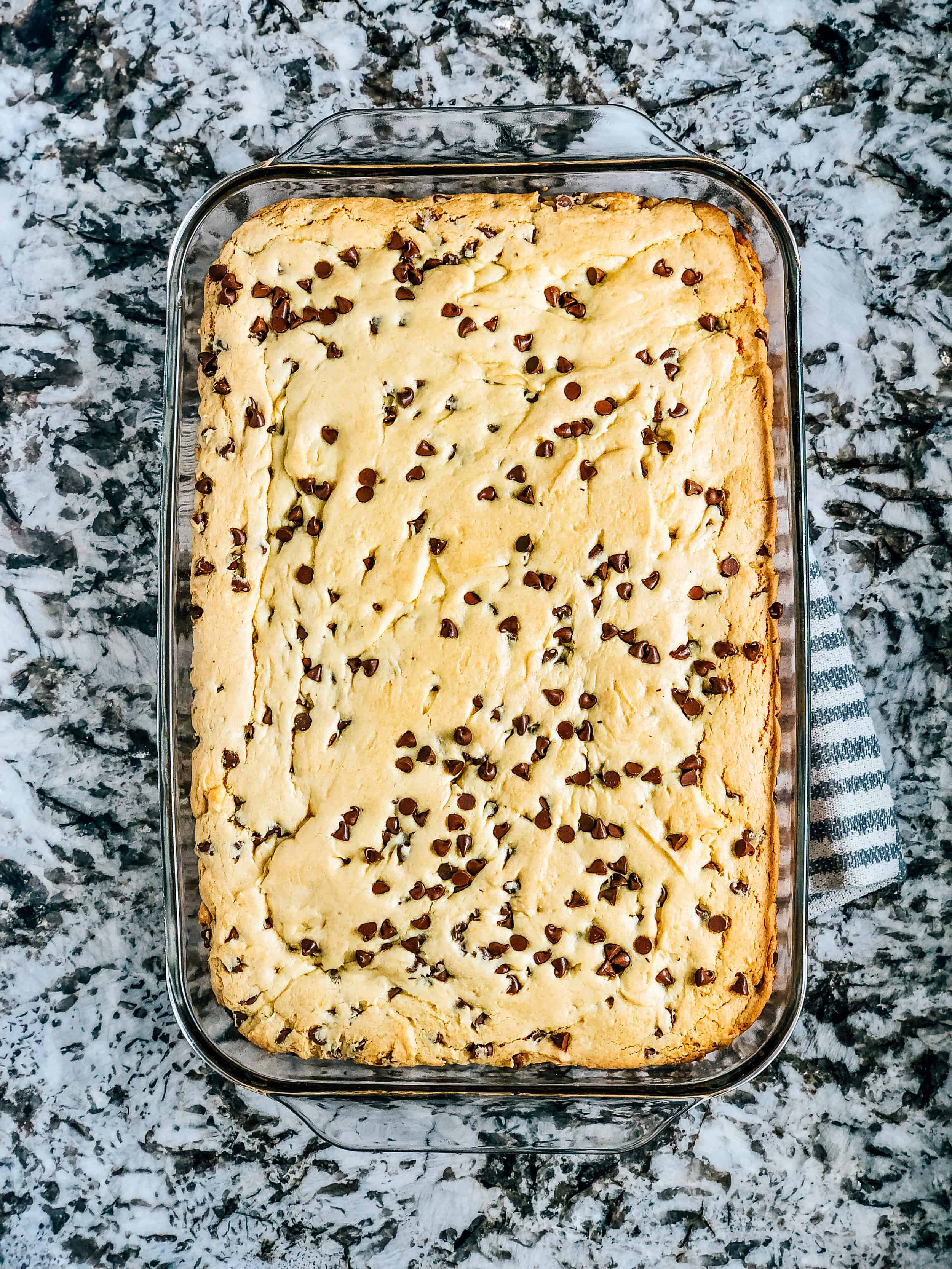 Une vue d'ensemble d'un plat de barres de cookies paresseuses préparées avec un mélange à gâteau.