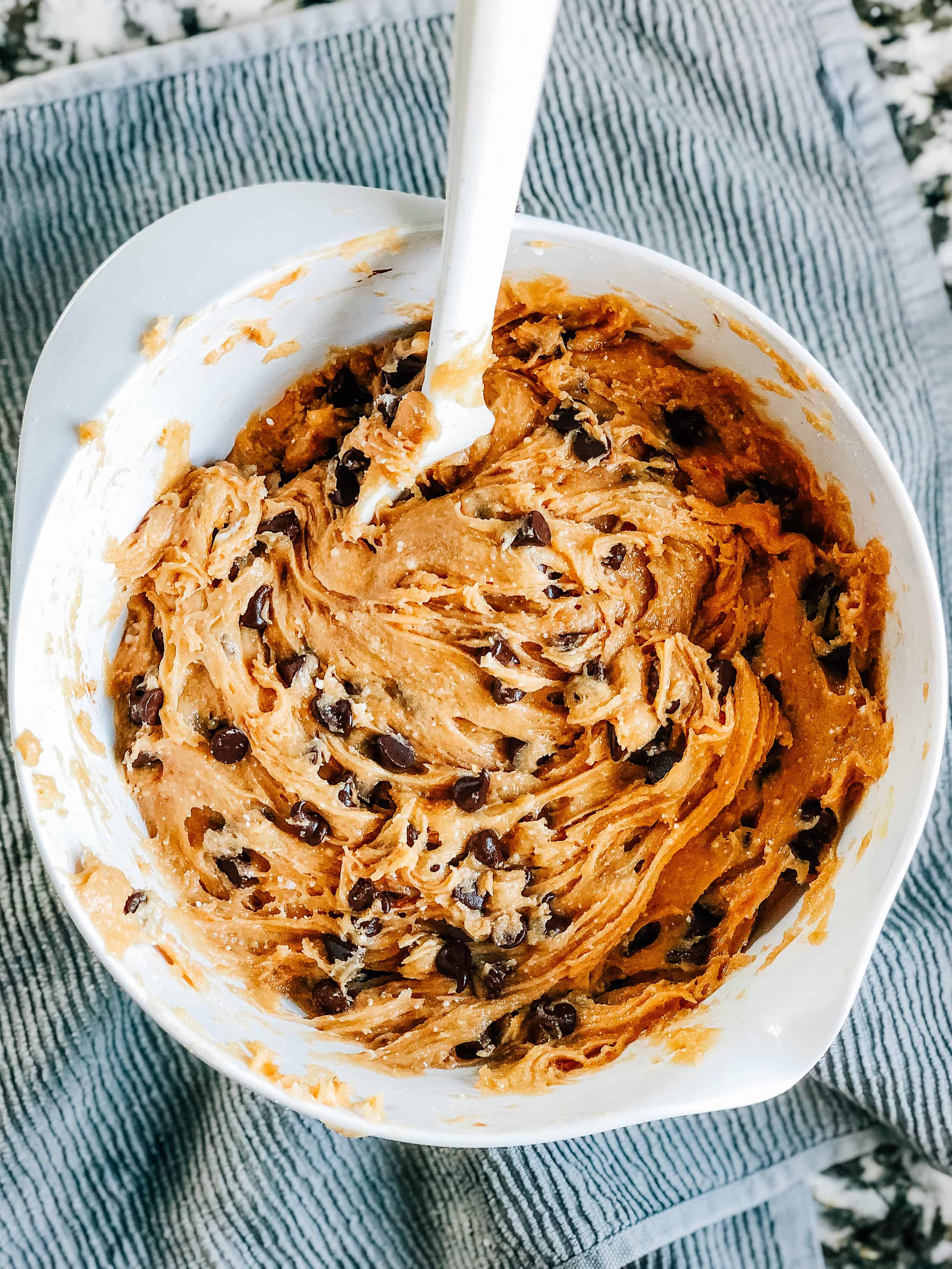 Une autre fournée de pâte à barre de cookie que j'ai mélangée à la main.