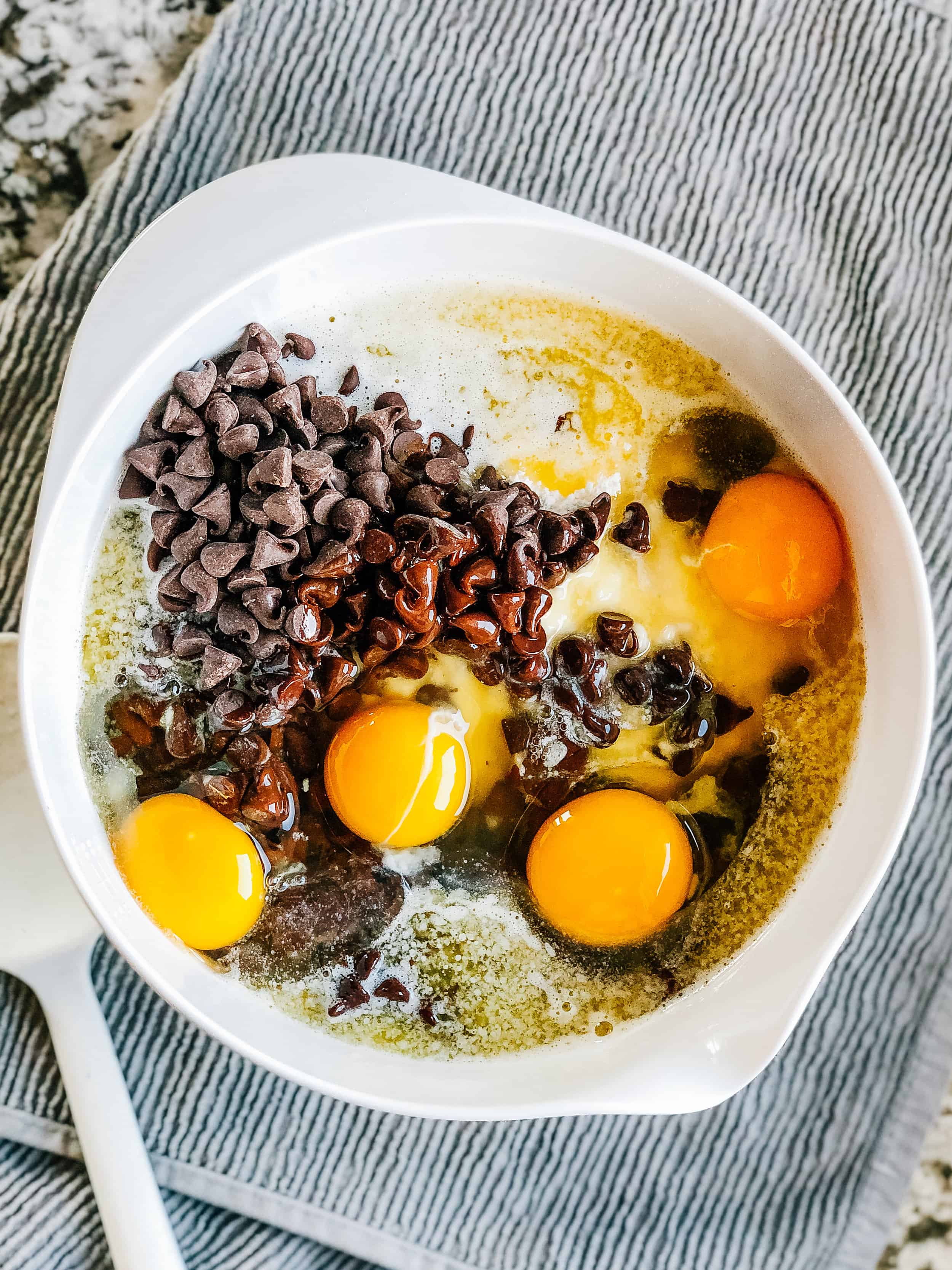 Une autre fournée de pâte à barre de cookie chocolaté que j'ai mélangée ensemble, résultant en quelques pépites de chocolat fondus à cause du beurre fondu chaud.