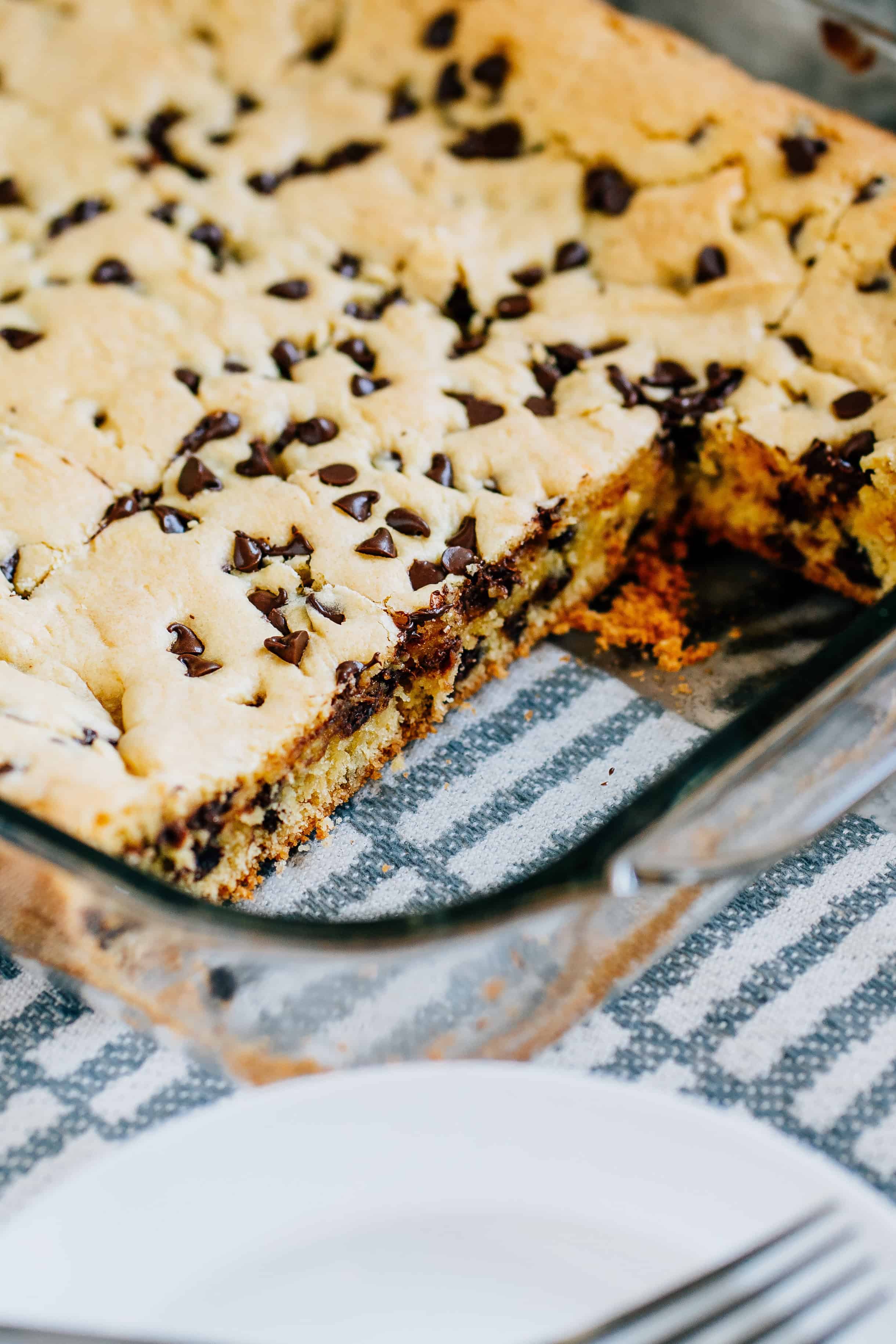 Barres de cookies coupées dans un plat en verre.