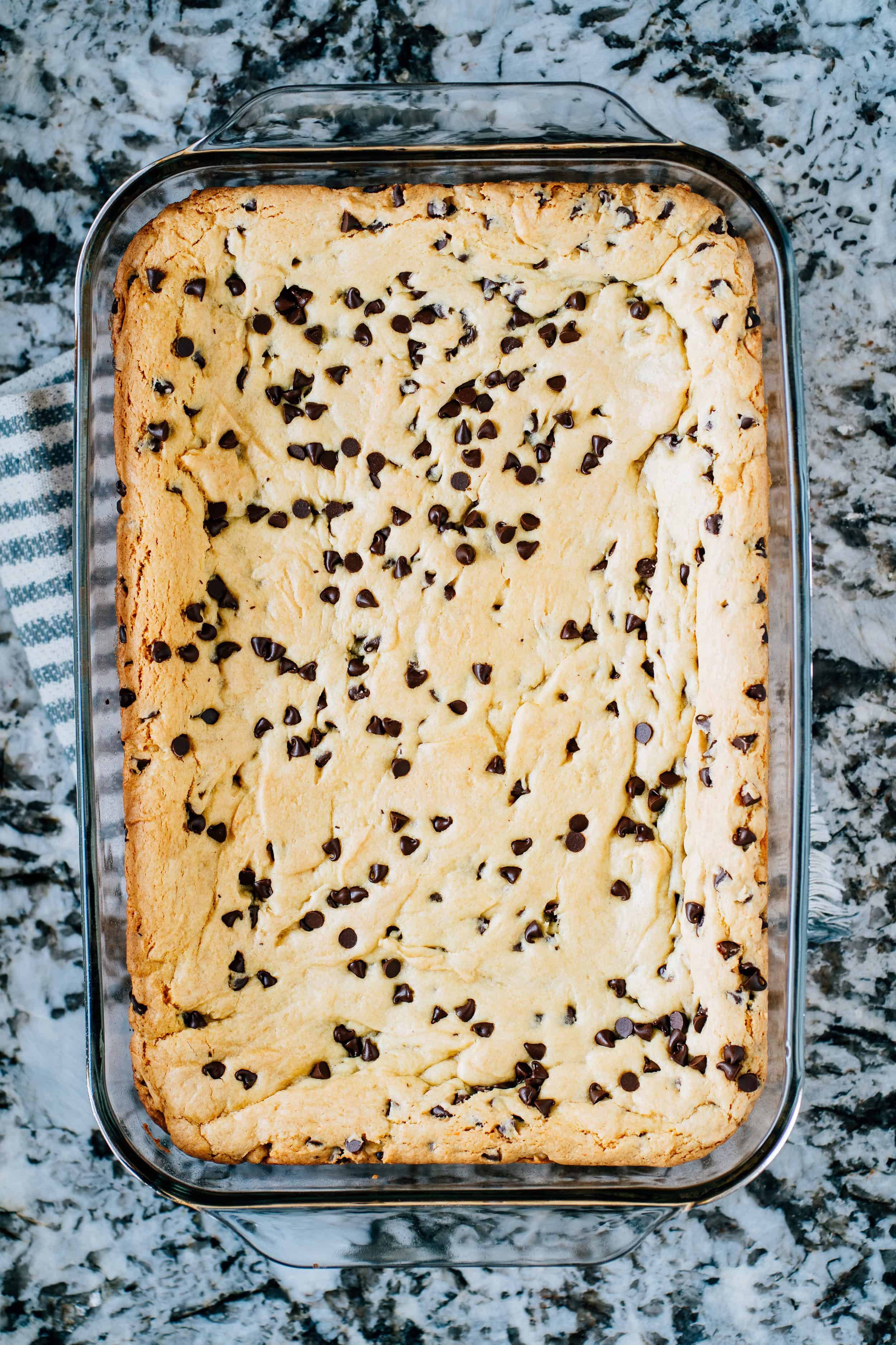 Une vue d'ensemble des barres de cookies chocolatés paresseuses avec des mini pépites de chocolat.