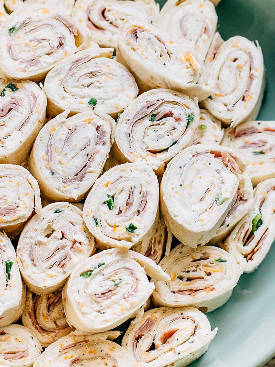 Une assiette de délicieux rouleaux de jambon et fromage ranch. Le meilleur apéritif pour les jours de match, les soirées entre amis ou les anniversaires !