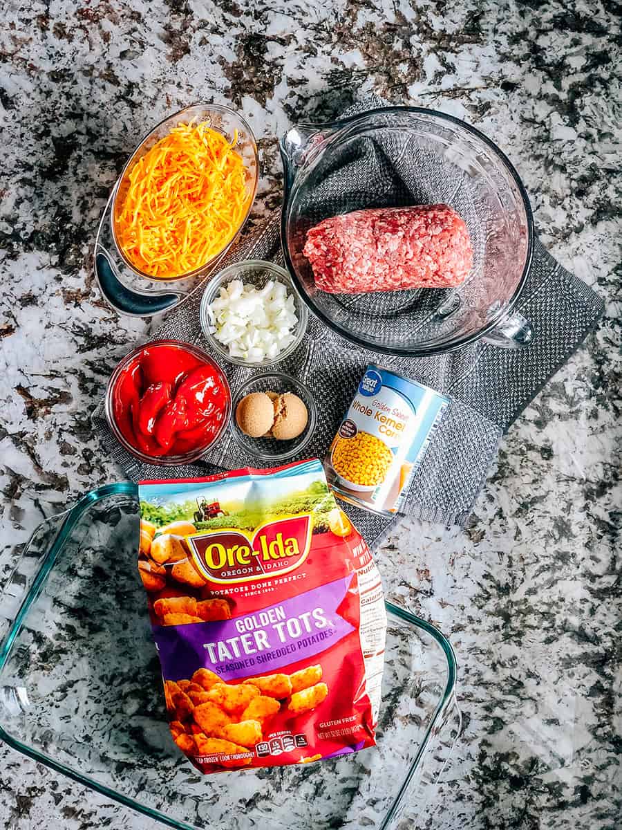 Les ingrédients pour la casserole de Tater Tot aux Sloppy Joes : viande hachée, ketchup, sucre brun, oignon haché, maïs, fromage cheddar et Tater Tots.