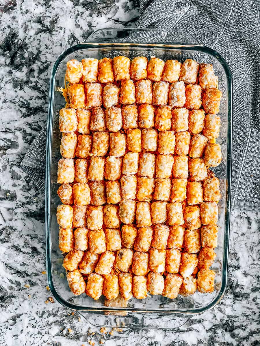 Recouvrez la casserole d'une couche de Tater Tots congelés.