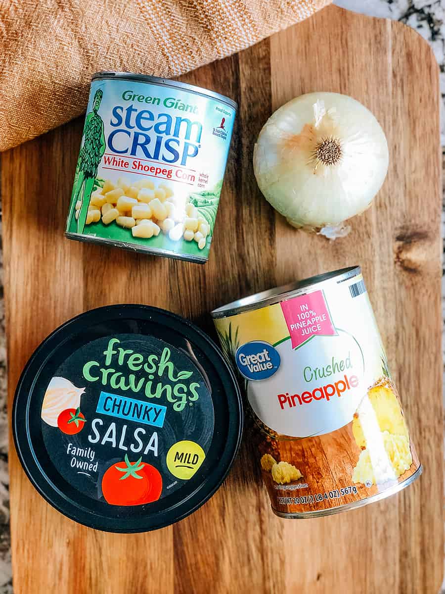 Les ingrédients pour la salsa ananas maïs, une super recette de salsa d'été facile : Ananas écrasé, salsa épaisse, maïs blanc shoepeg et oignon doux haché.