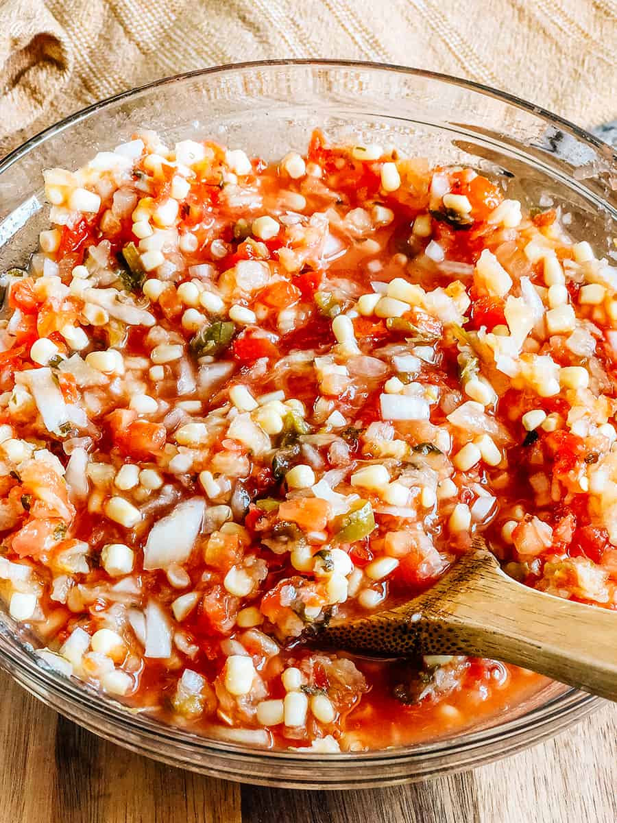 Ananas écrasé, maïs shoepeg, salsa épaisse et oignon doux haché mélangés pour faire cette salsa d'été.