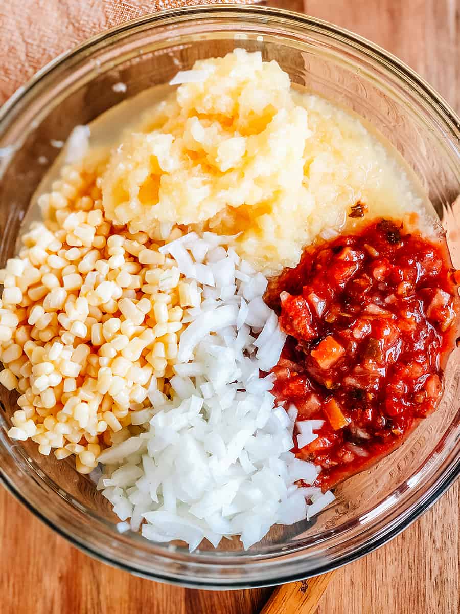 Un bol moyen montrant les quatre ingrédients de cette recette de salsa facile.