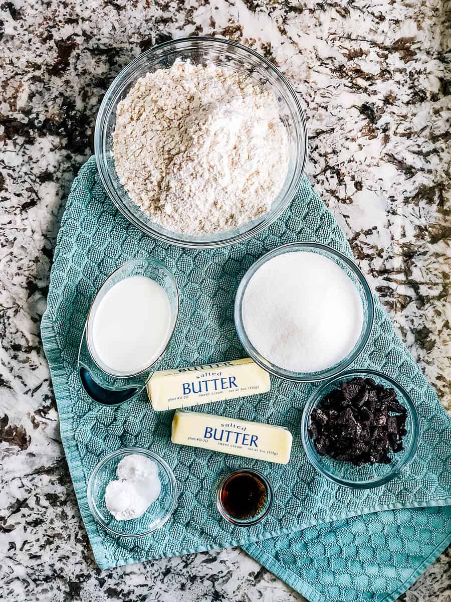 Ingrédients pour un biscuit crème et chocolat : Farine, sucre, beurre ramolli, lait, vanille, Oreos écrasés, levure chimique, bicarbonate de soude et un peu de sel.