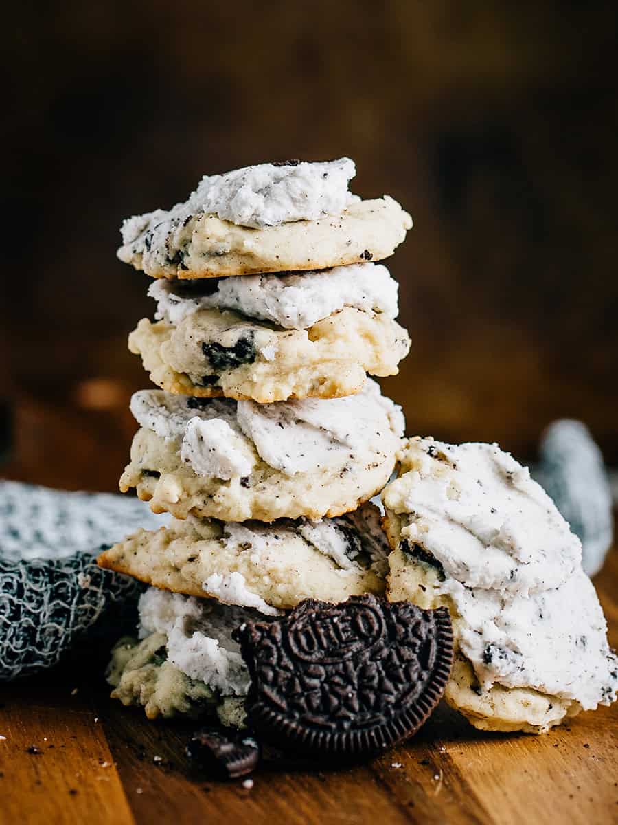 Une pile de biscuits glacés au chocolat et à la crème.