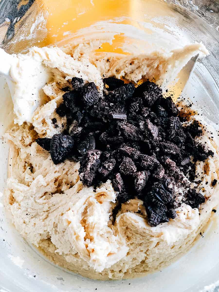 La pâte et les miettes de biscuits Oreo dans le bol de mélange prêtes à être mélangées.