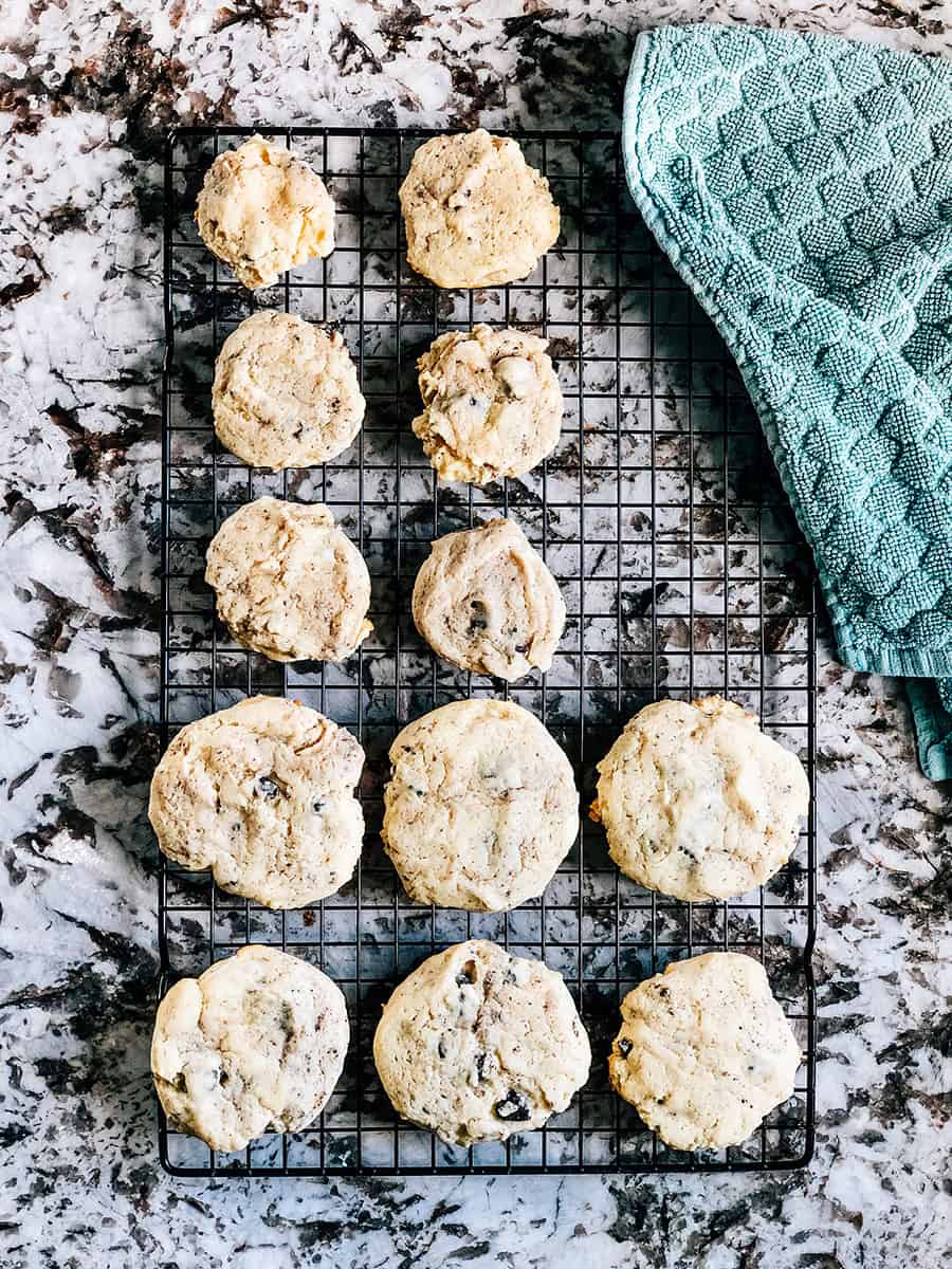 Un plateau de biscuits de taille une et deux cuillères à soupe cuisant sur une grille.