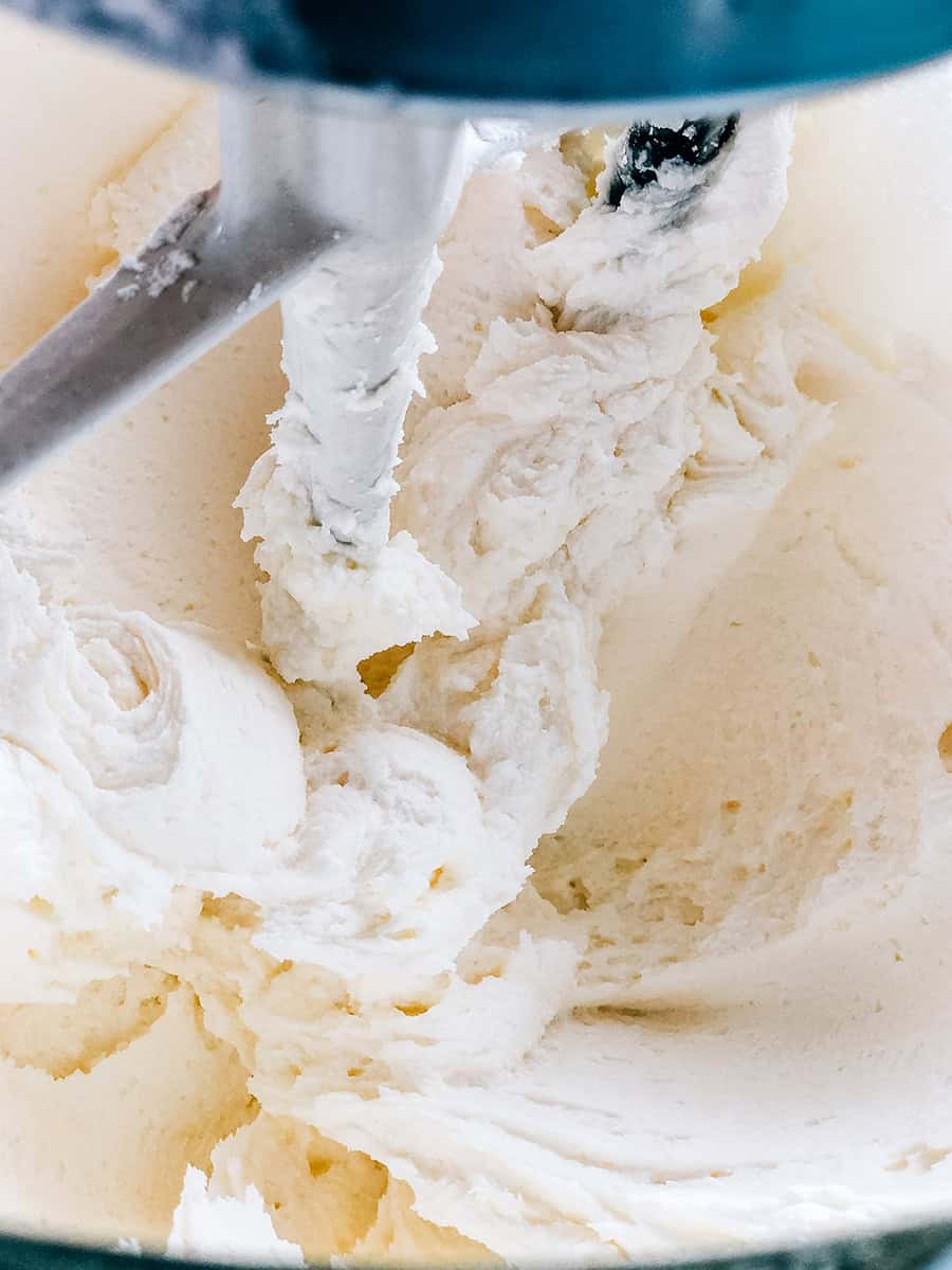 Ajoutez le sucre glace et les cuillères de lait, battez jusqu'à lisse et mousseux, et vous avez la base du glaçage.