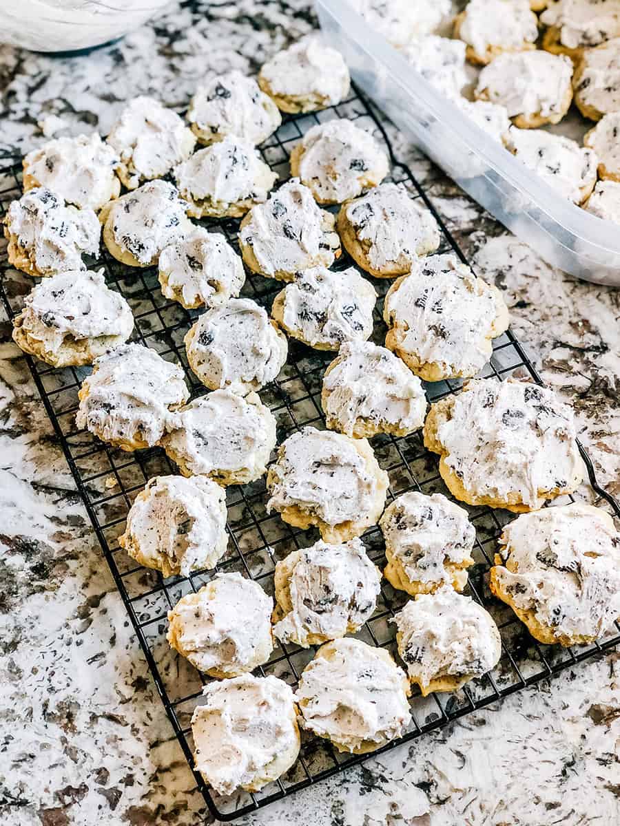 Une grille de refroidissement remplie de biscuits glacés au chocolat et à la crème.