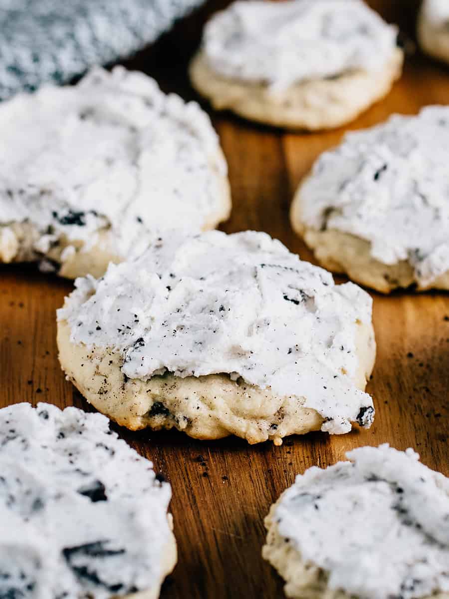 Un gros plan d'un biscuit glacé au chocolat et à la crème.