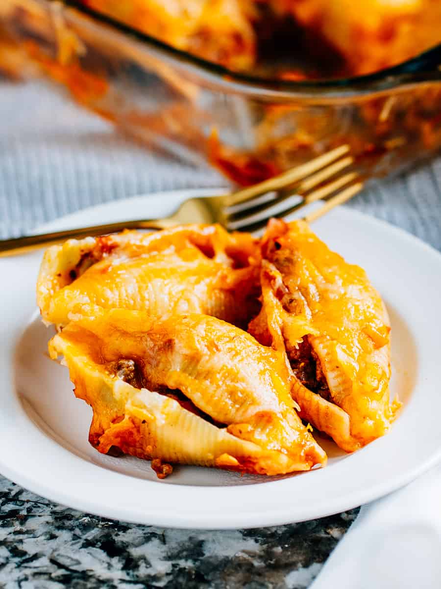 Coquilles farcies mexicaines dressées et prêtes à être servies.