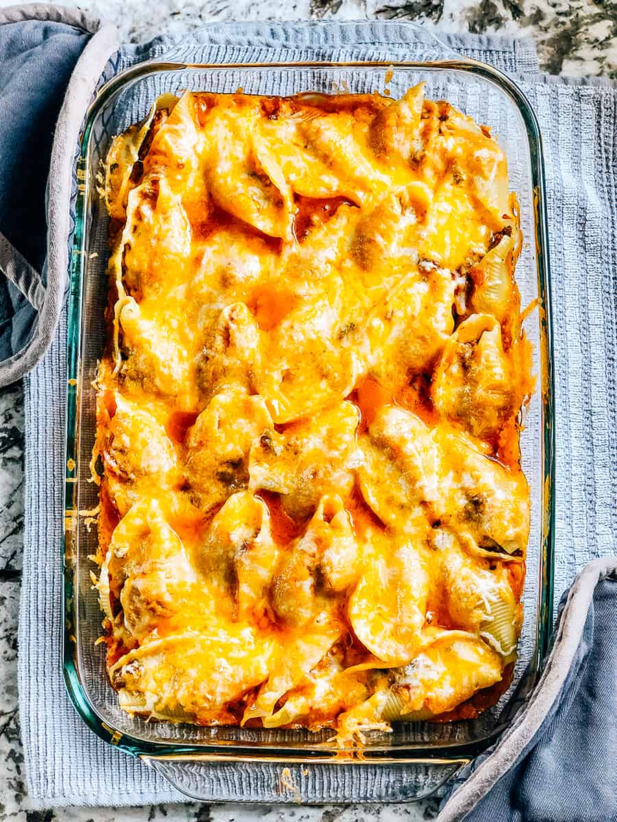 Coquilles farcies mexicaines complètement cuites et refroidissantes dans un plat de cuisson.