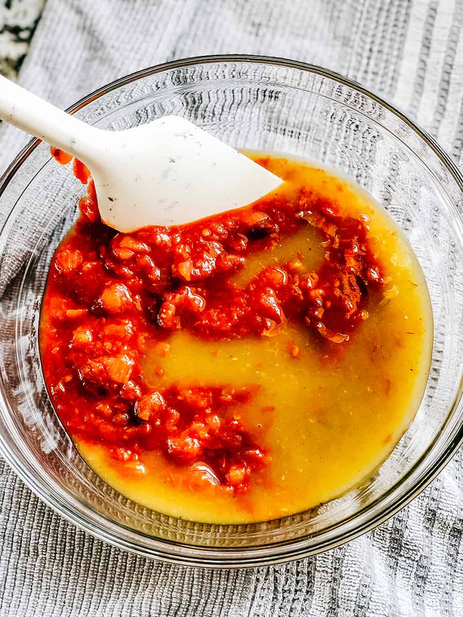 Un bol avec salsa et sauce enchilada aux piments verts prêt à être mélangé.