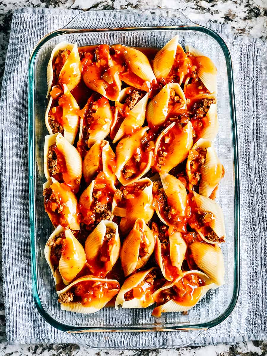 Le mélange de salsa et de sauce enchilada versé sur les coquilles farcies mexicaines.