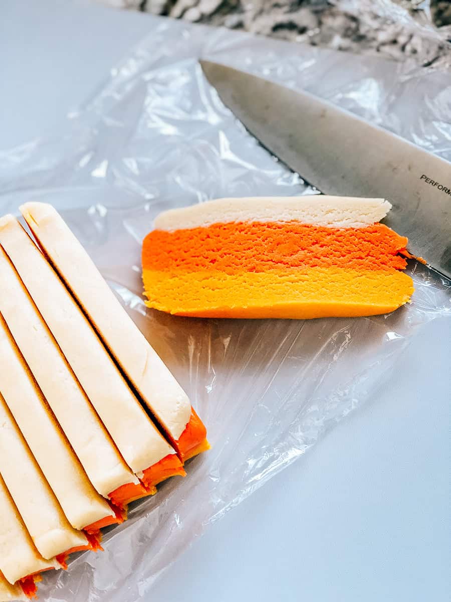 Une tranche de pâte à biscuits en forme de bonbons de maïs prête à être façonnée.