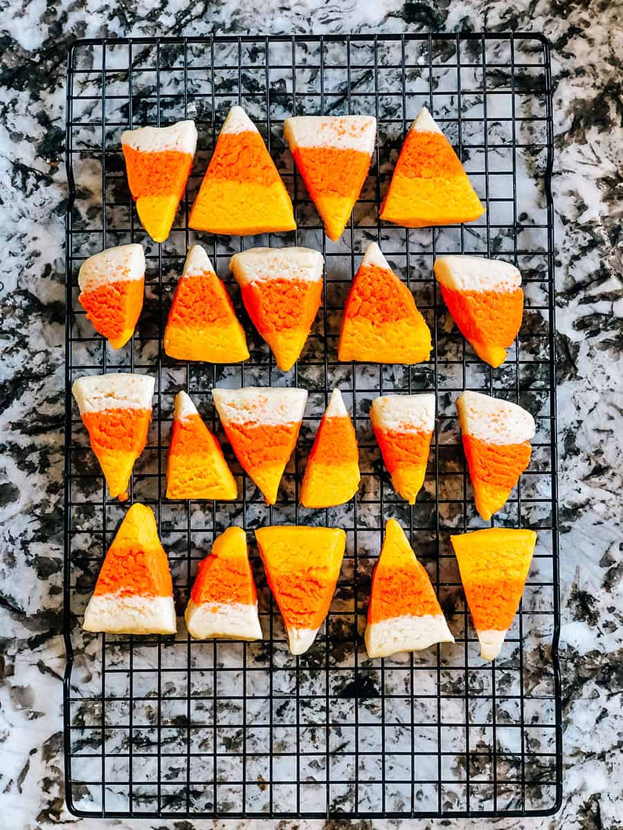 Biscuits en forme de bonbons de maïs sur une grille de refroidissement.