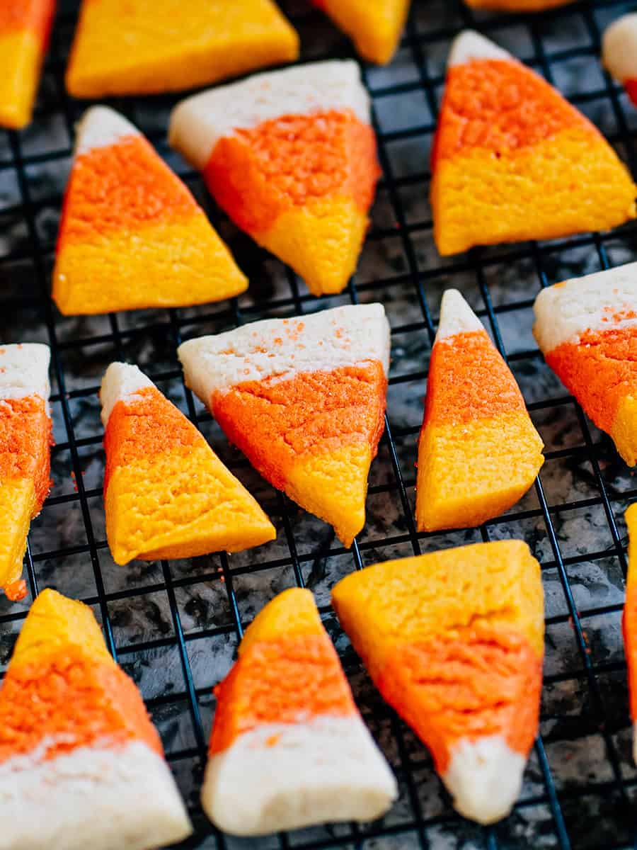 Biscuits en forme de bonbons de maïs sur une grille.