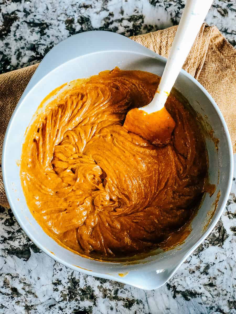 Pâte de barre de citrouille complètement préparée dans un bol.