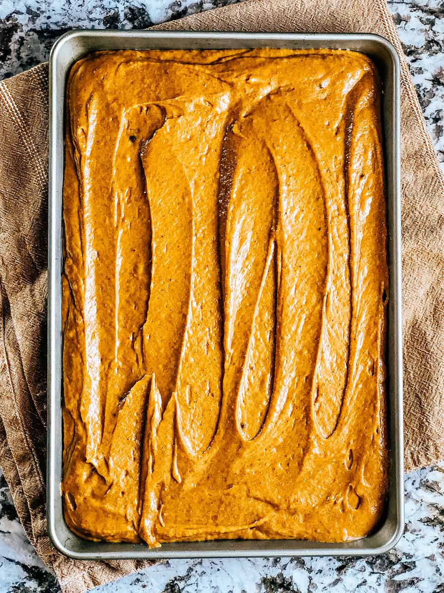 Pâte de barre de citrouille préparée dans une plaque de cuisson.