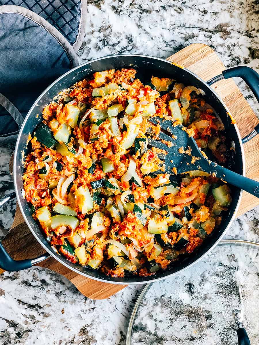 Une autre vue d'ensemble du zucchini à la poêle terminé.