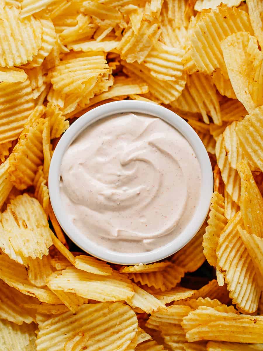 Ce délicieux dip pour chips entouré de chips ondulées croustillantes !