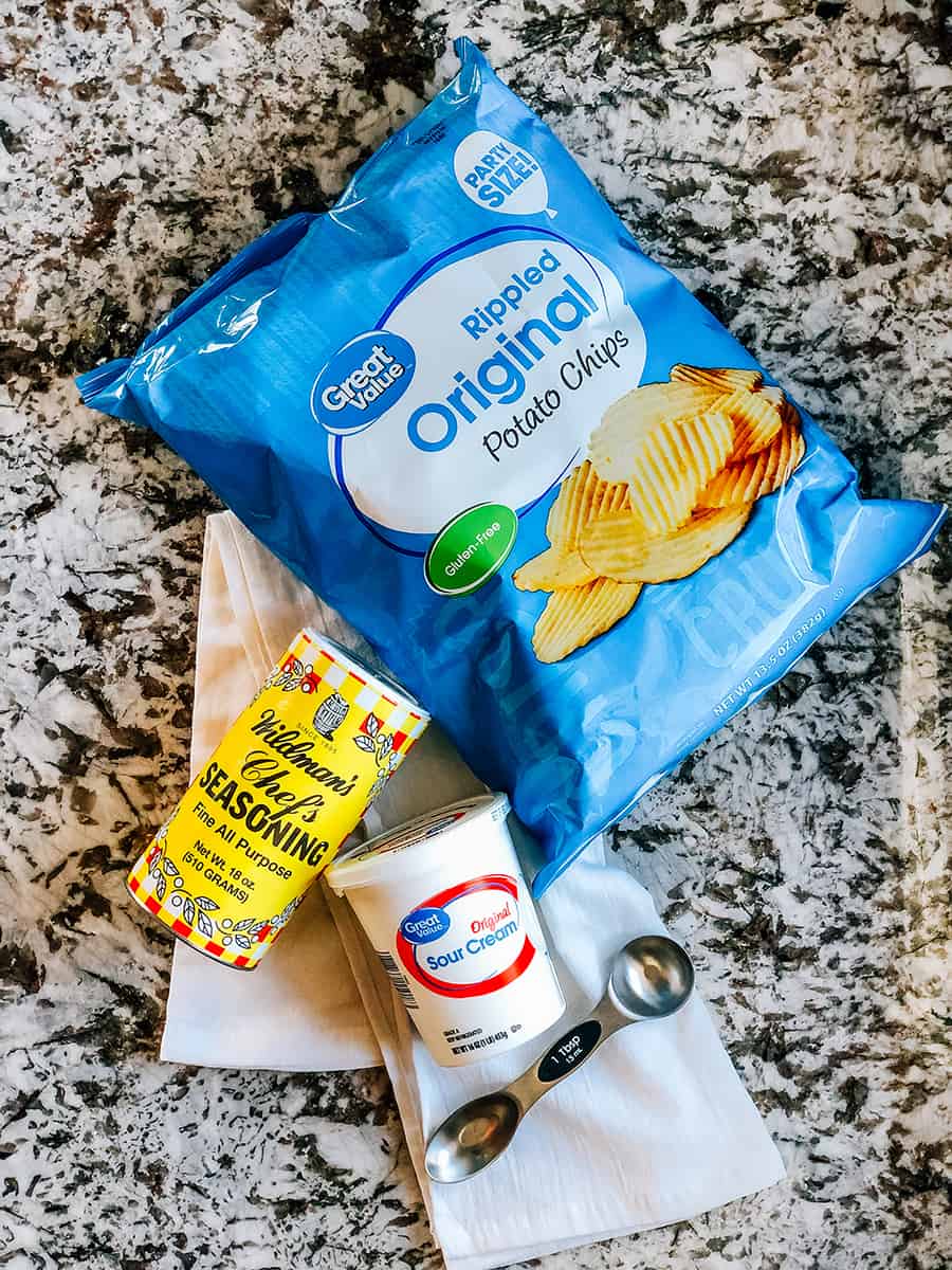 Ingrédients pour cette délicieuse recette de dip pour chips à deux ingrédients : Assaisonnement du chef de Wildman et crème aigre..