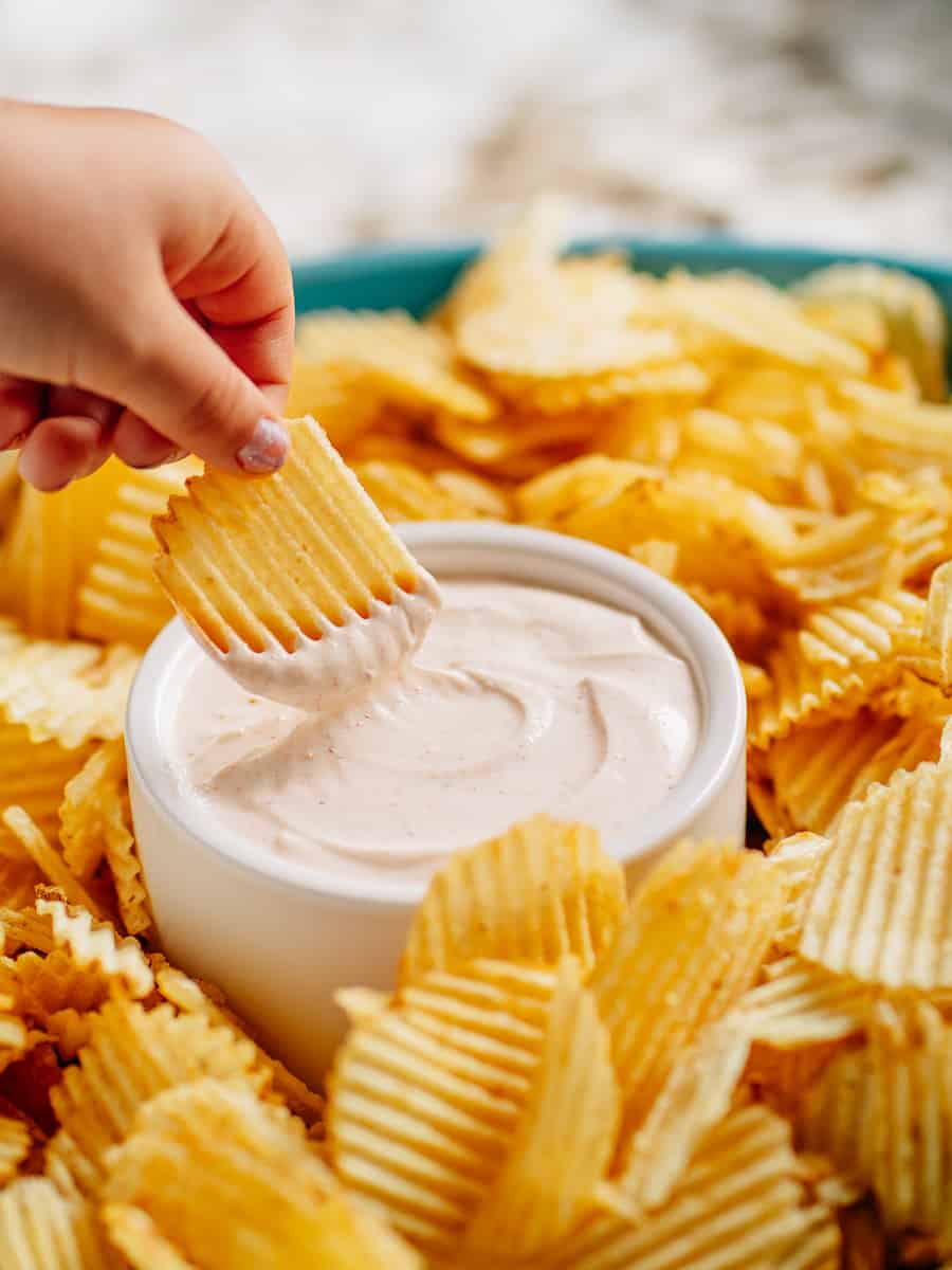 Une chip trempée chargée de dip pour chips pour une bouchée savoureuse et salée.