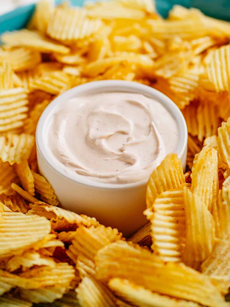 Ce dip facile pour chips de pommes de terre avec un côté de chips ondulées prêt à être servi.