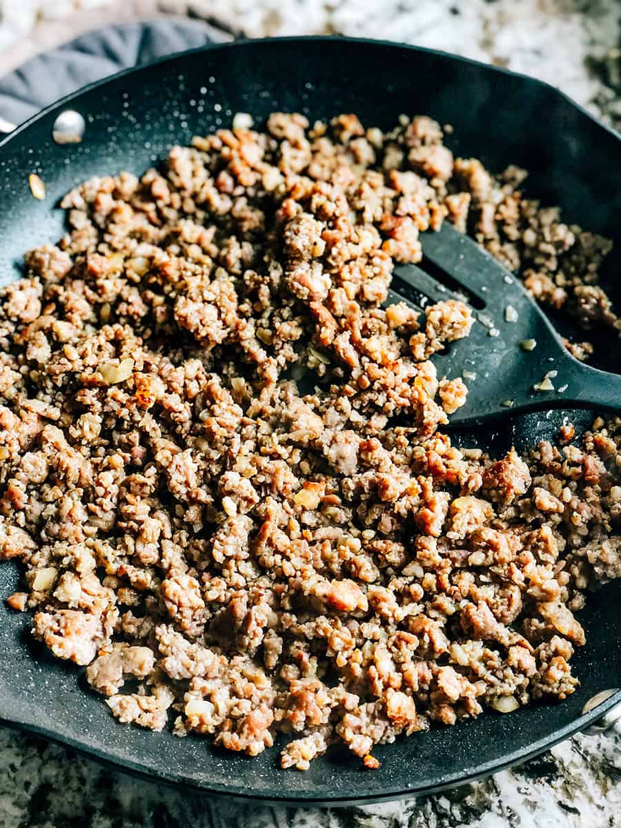 La saucisse hachée dorée avec de l'oignon prête pour de merveilleux muffins au petit-déjeuner savoureux.