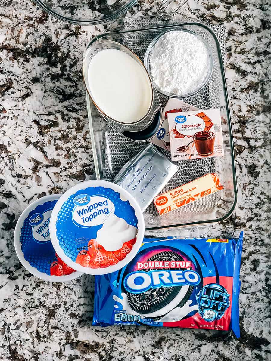 Ingrédients pour le dessert Oreo sans cuisson. C'est un dessert Oreo Dirt avec du pudding au chocolat.