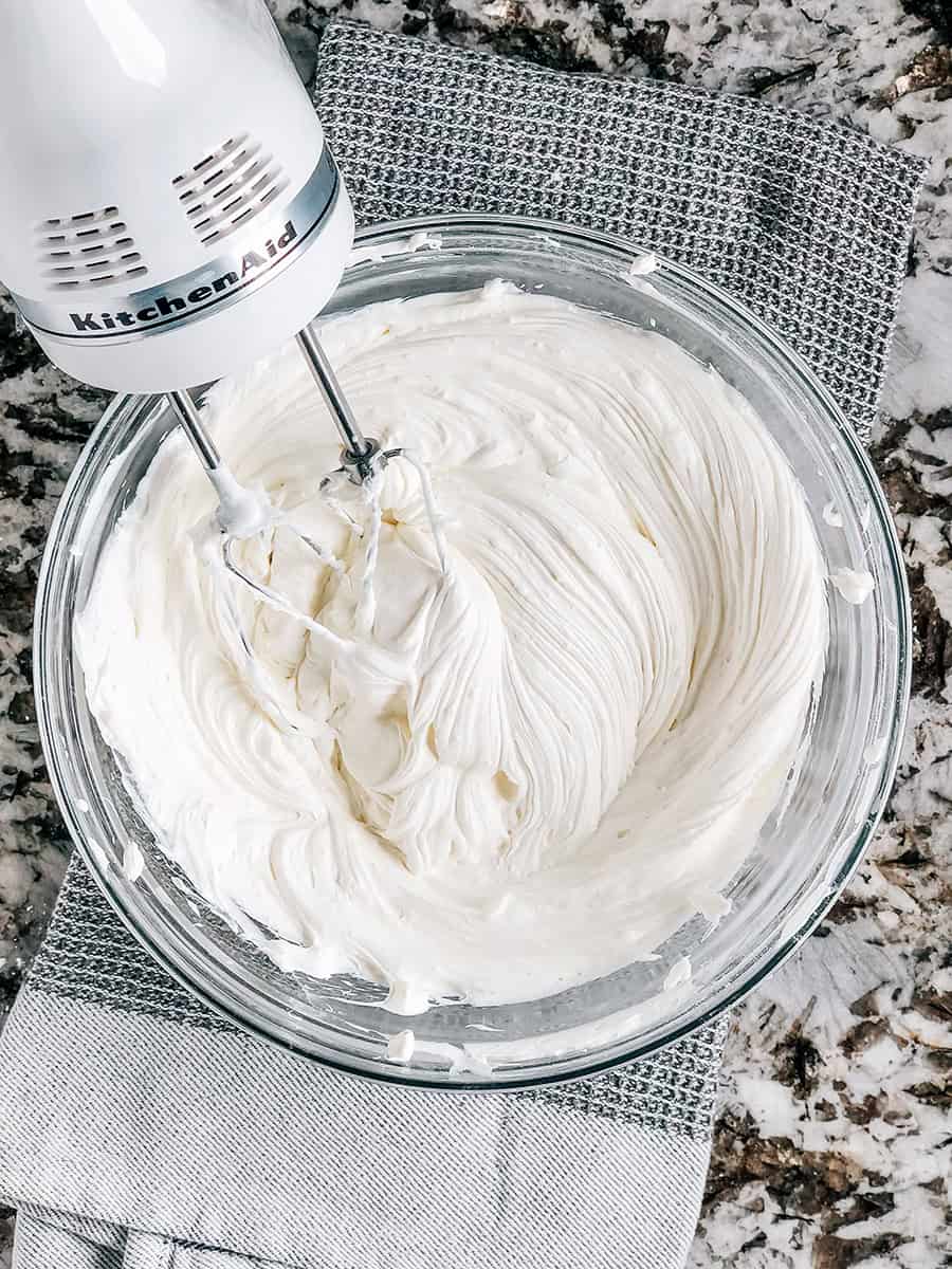 Mélange de fromage à la crème ramolli, Cool Whip et sucre en poudre.