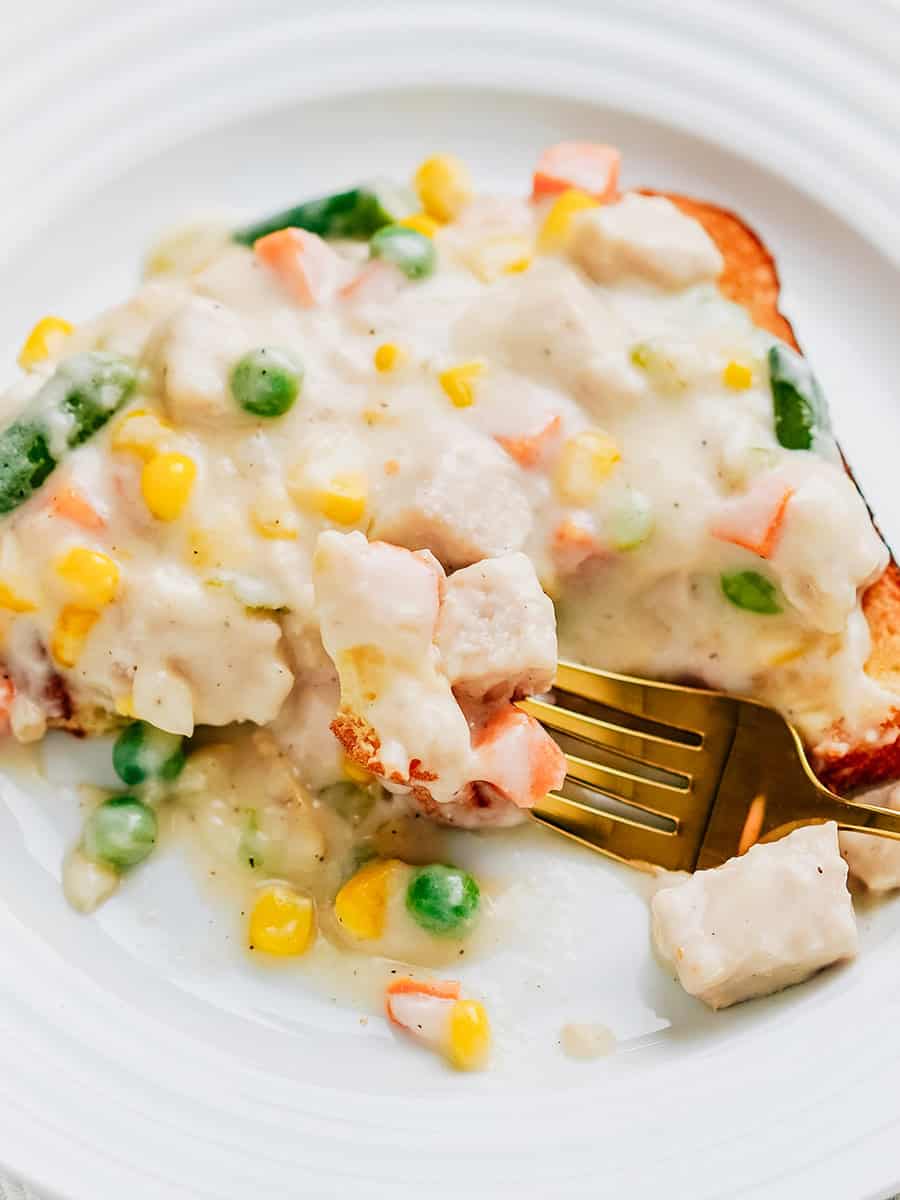 Une bouchée de dinde crémeuse sur toast prête à être dégustée !