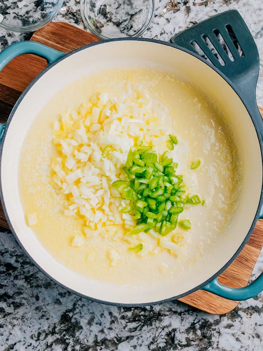 Beurre fondu avec oignons et céleri hachés ajoutés. Prêt à être cuisiné.