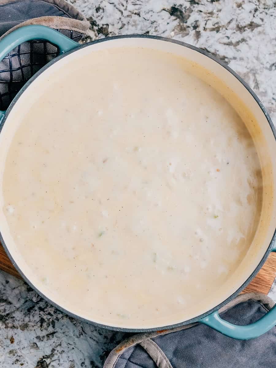 Ajoutez le lait et le bouillon de poulet. Puis laissez mijoter jusqu'à obtenir une sauce épaisse.